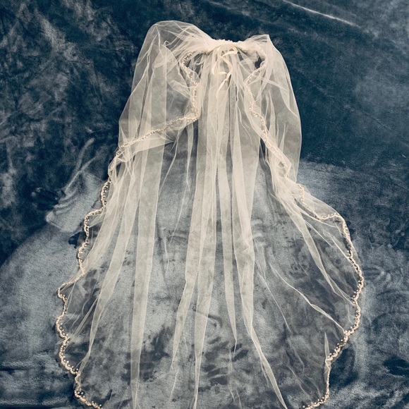 Stunning designer wedding veil w pearls &crystals - Picture 2 of 8